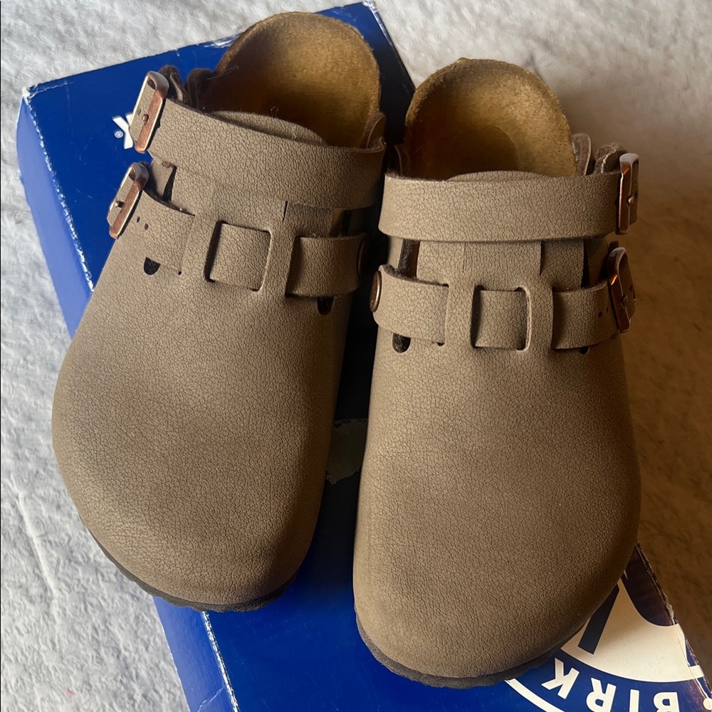 Birkenstock Kids Tan Buckle Slippers